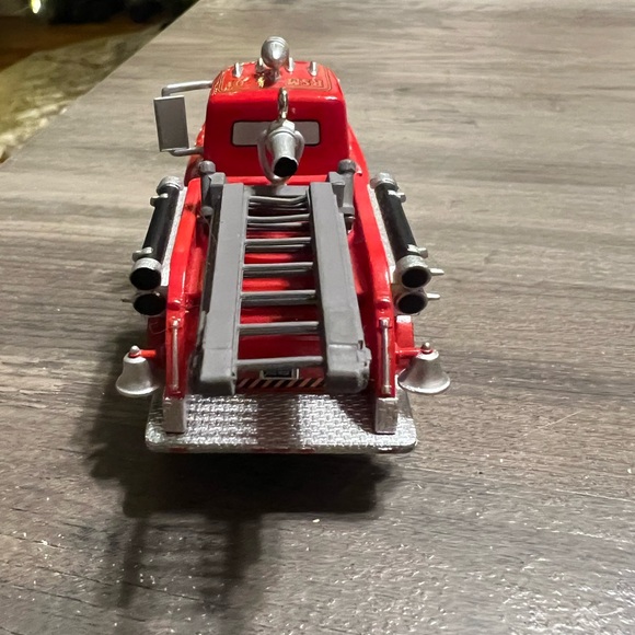 Disney Mater to the rescue Red Fire Truck ornament - Picture 4 of 8